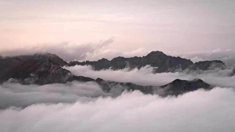 云海翻涌暗色山脊线条淡雅素净风景