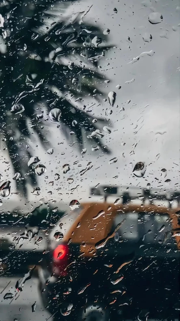 雨中车窗模糊街景带氛围电影感静物摄影