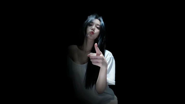 暗黑光影长发美女白T恤指镜头俏皮