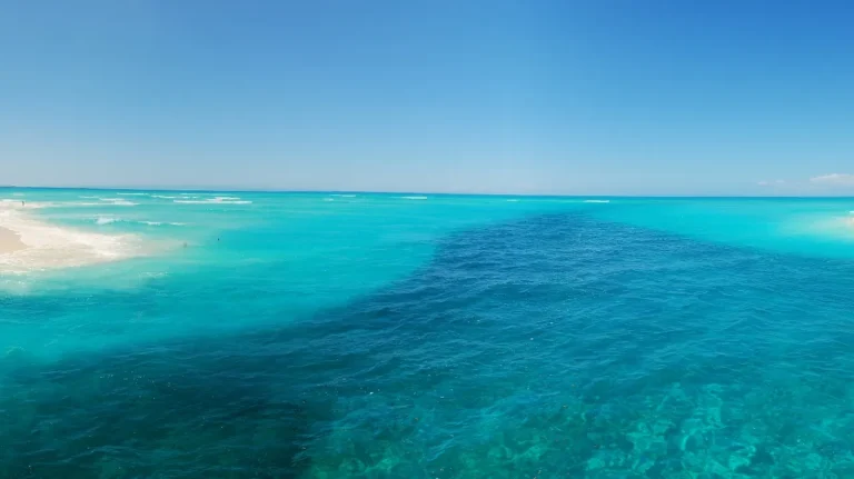 碧海沙滩澄澈海面对比色治愈风景实拍4K电脑壁纸