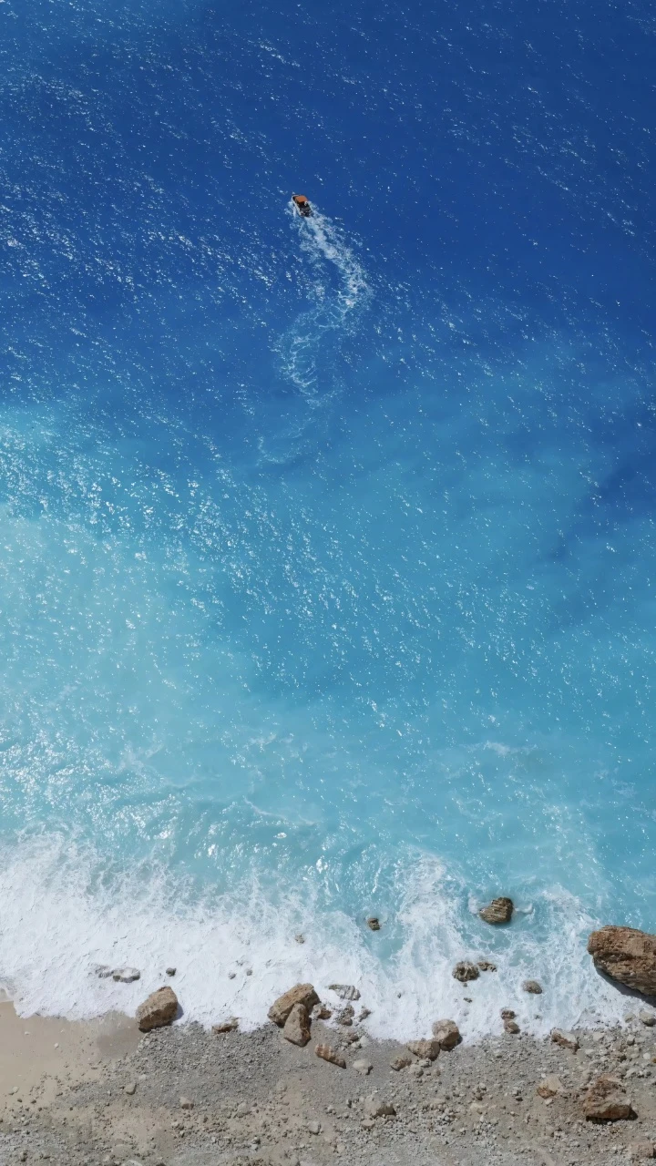 高空俯瞰渐变碧海快艇海岸线风景