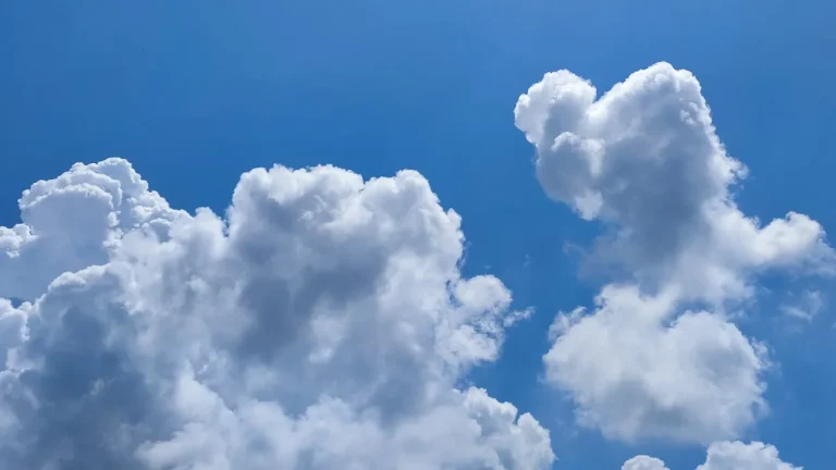 晴空之下蓬松大朵白云治愈天空风景4K电脑壁纸