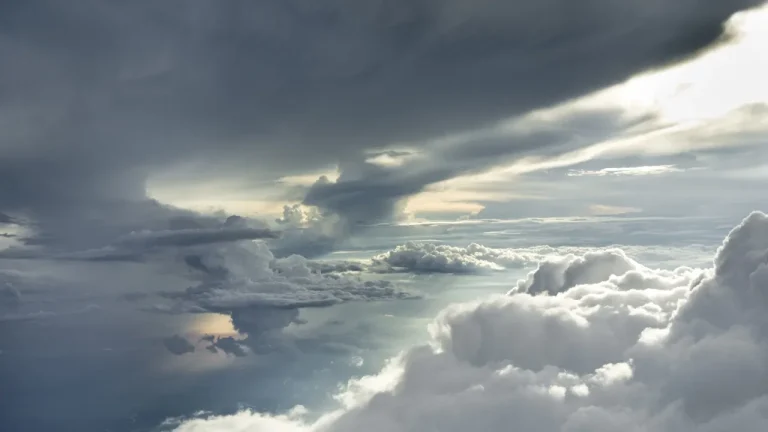 高空云层厚重乌云丁达尔光自然风景