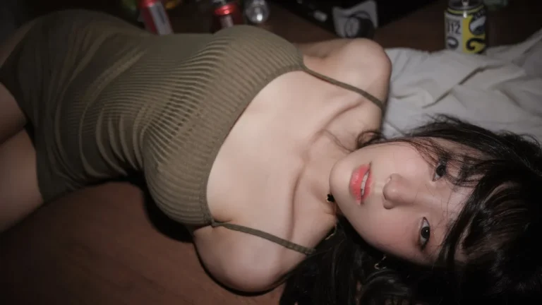 暗调氛围吊带裙少女冷感人像写真