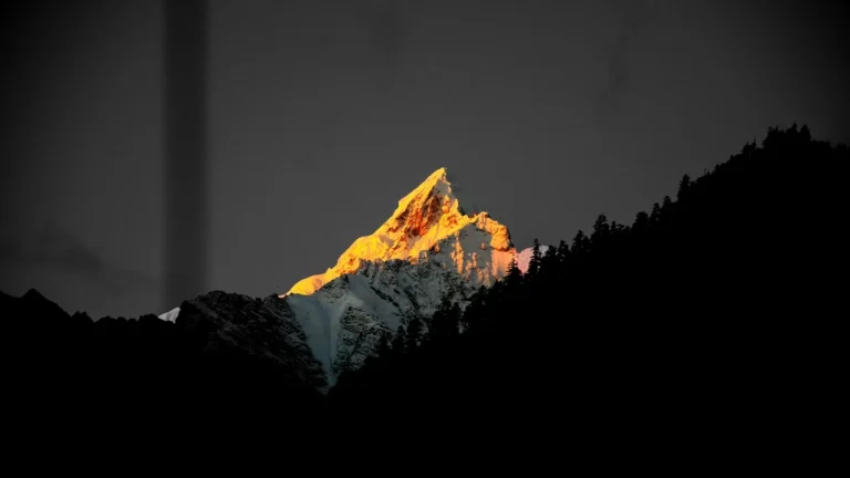极致明暗对比雪顶日照金山风景