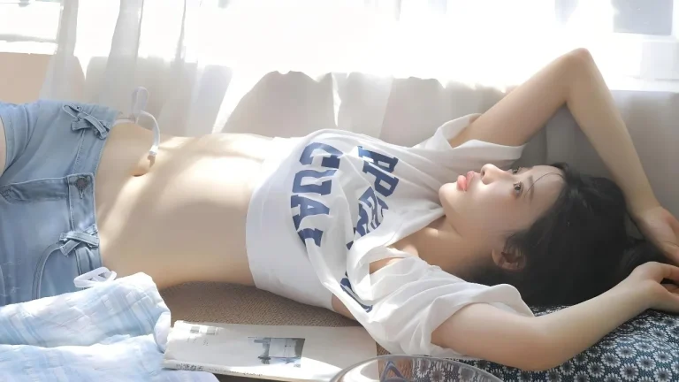 午后阳光慵懒居家少女清新氛围感人像4K电脑壁纸
