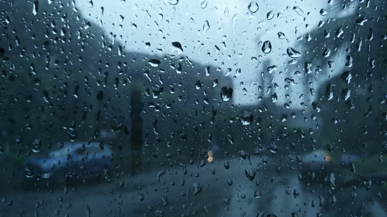 玻璃窗雨滴朦胧城市街景氛围感