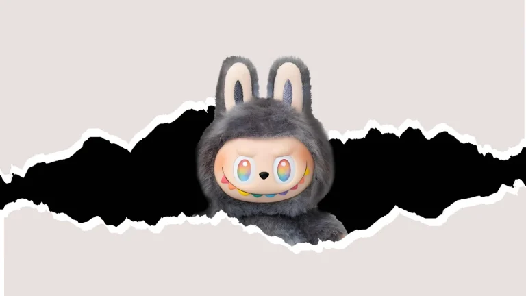 灰色Labubu精灵怪兽撕纸风浅背景趣味插画
