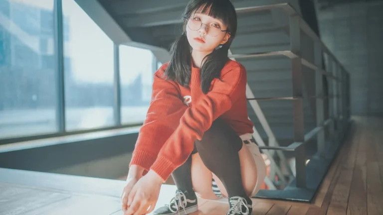 红毛衣双马尾少女蹲坐窗边氛围感人像写真4K电脑壁纸