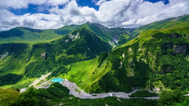 青翠高山峡谷碧湖壮阔自然风光4K电脑壁纸