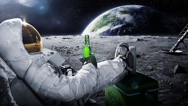 月球表面宇航员手持啤酒遥望地球科幻创意壁纸