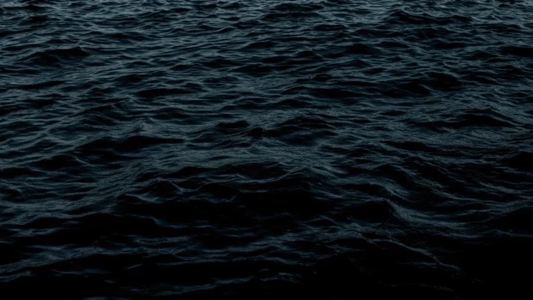 暗夜深海海面暗流静谧深色水波纹理4K电脑壁纸