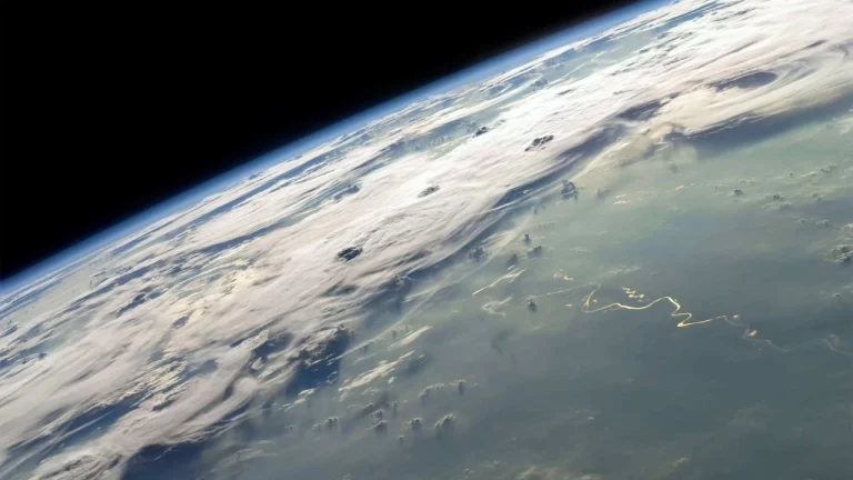 太空俯瞰地球云层蜿蜒河流三体宇宙写实