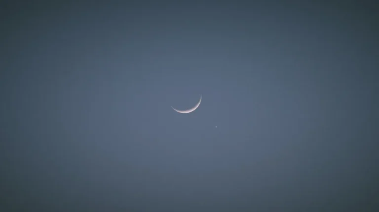 夜空弯月伴星静谧简约实景