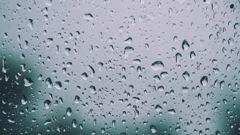 玻璃窗雨滴朦胧静谧清冷氛围感4K电脑壁纸